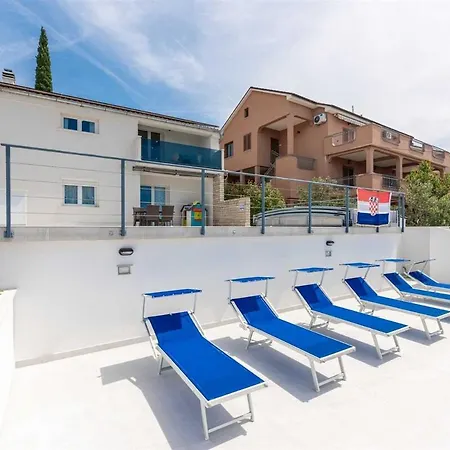 With Pool By Aneo Travel Apartamento Novi Vinodolski