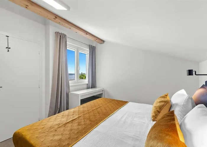 Apartman With Pool By Aneo Travel *