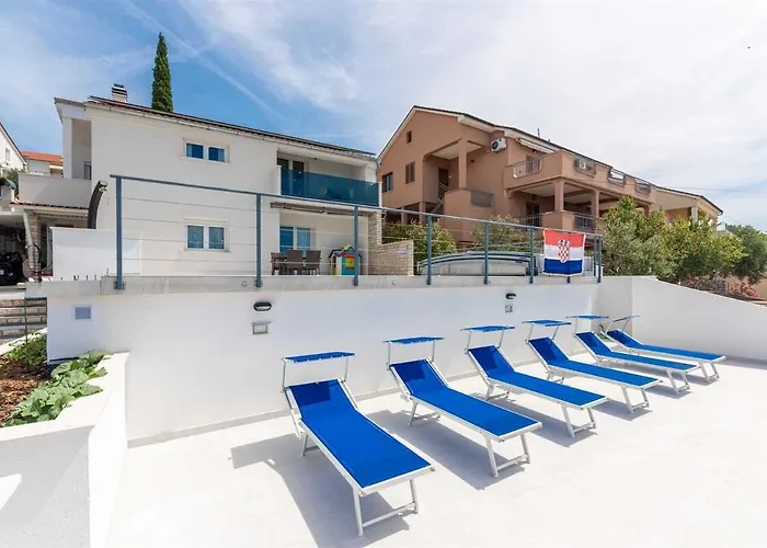 With Pool By Aneo Travel Apartamento Novi Vinodolski